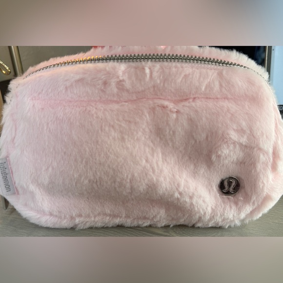 NWT Everywhere Belt Bag Plush Fleece-Strawberry Milkshake - Picture 6 of 10